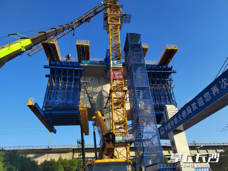 长赣高铁长沙湘江铁路特大桥141号墩造桥机最后一块侧模精准安装就位。通讯员 孙凯旋 摄 长赣高铁长沙湘江铁路特大桥141号墩造桥机最后一块侧模精准安装就位。通讯员 孙凯旋 摄
