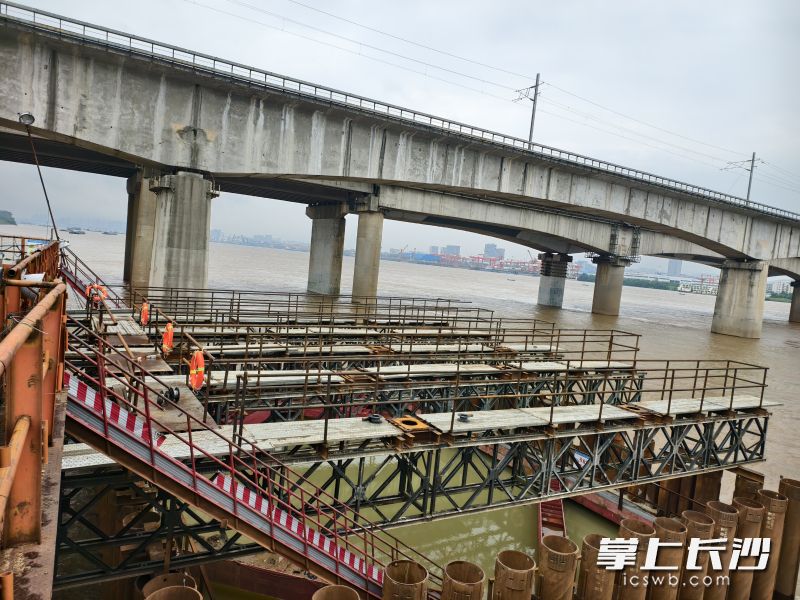 长沙湘江铁路特大桥主桥首个围堰顺利完成水下封底。通讯员 罗安 摄 长沙湘江铁路特大桥主桥首个围堰顺利完成水下封底。通讯员 罗安 摄