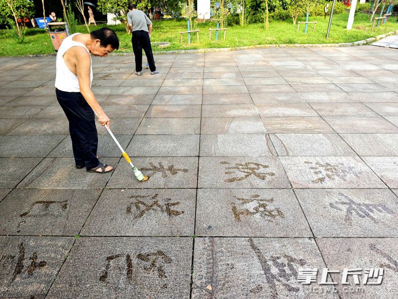 除了雨雪天气,凌宇安在晨光中挥毫练字的身影,都会准时出现在烈士公园。 除了雨雪天气,凌宇安在晨光中挥毫练字的身影,都会准时出现在烈士公园。
