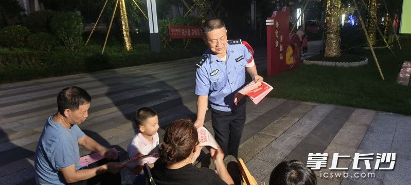 向观影居民发放消防安全知识宣传资料。 向观影居民发放消防安全知识宣传资料。