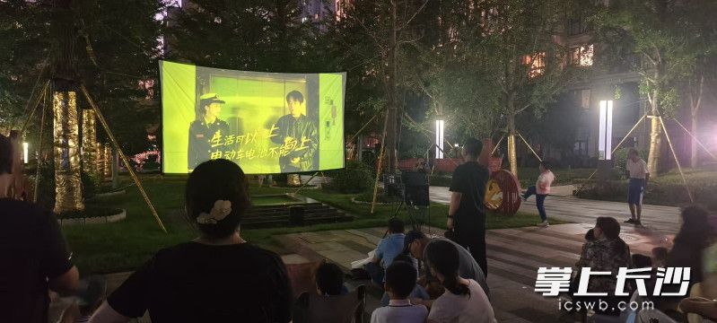 消防警示教育宣传片放映现场。均为长沙晚报全媒体记者 周小华 摄 消防警示教育宣传片放映现场。均为长沙晚报全媒体记者 周小华 摄