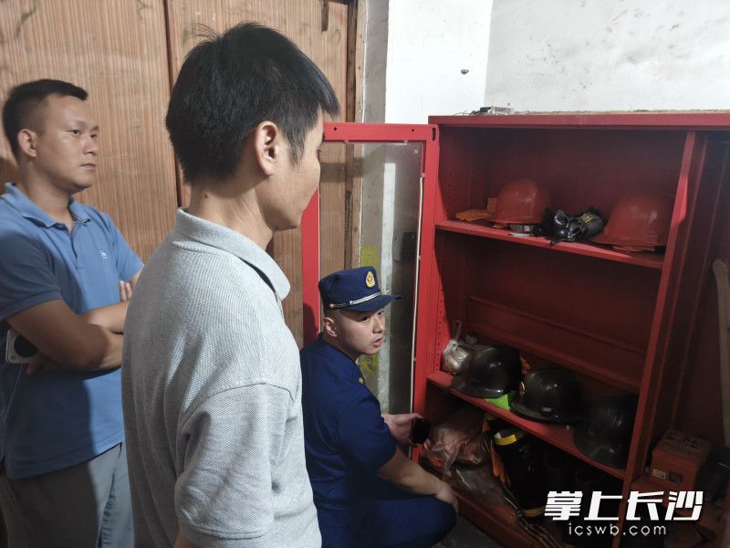 雨花消防在夜查中。长沙晚报通讯员 时小尧 摄 雨花消防在夜查中。长沙晚报通讯员 时小尧 摄
