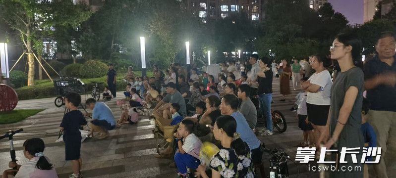 居民们看得非常投入。 居民们看得非常投入。