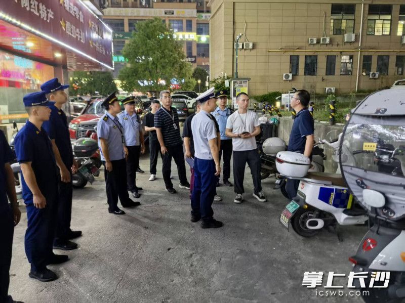 长沙县消防在夜查。 长沙晚报通讯员 王磊 摄 长沙县消防在夜查。 长沙晚报通讯员 王磊 摄