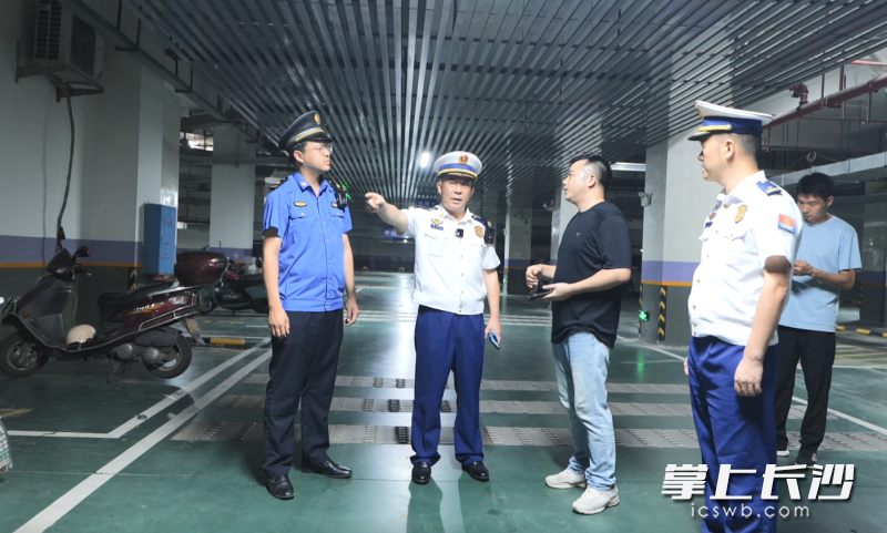 浏阳消防在进行夜查。 长沙晚报通讯员 寻艳 摄 浏阳消防在进行夜查。 长沙晚报通讯员 寻艳 摄