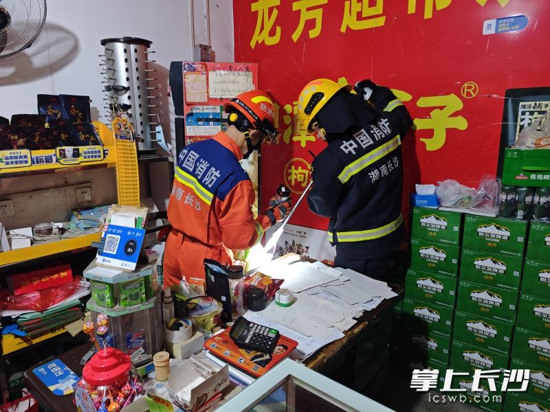 消防员正在抓捕毒蛇。长沙晚报通讯员 王磊 摄 消防员正在抓捕毒蛇。长沙晚报通讯员 王磊 摄