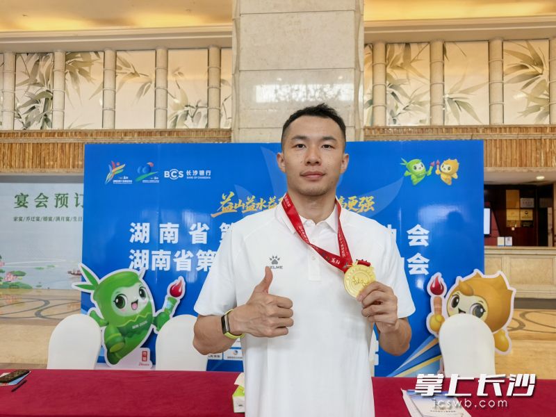 彭飞扬。