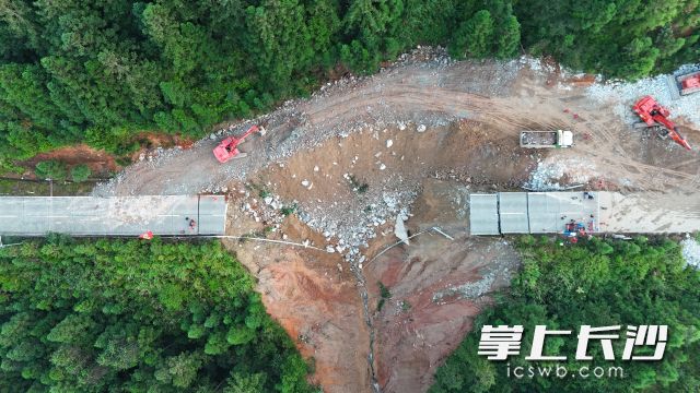 中国安能打通桂东S344线最大滑坡点。 均为长沙晚报通讯员谭凯勇供图 中国安能打通桂东S344线最大滑坡点。 均为长沙晚报通讯员谭凯勇供图
