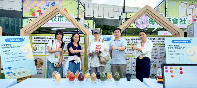 多名消费者打卡驻足拼多多轻盈食光展区。