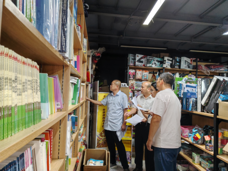 队员对校园周边门店进行检查。
