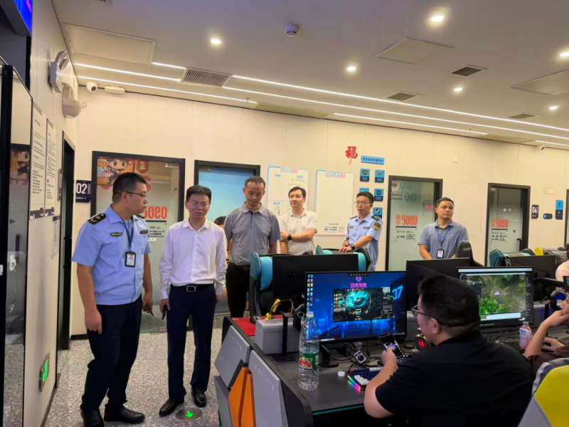 队员对互联网上网服务营业场所进行检查。