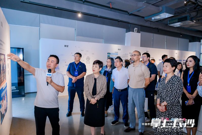 当天下午，与会嘉宾走访湘江新区企业，感受产业发展脉搏。 通讯员 袁美雄 供图