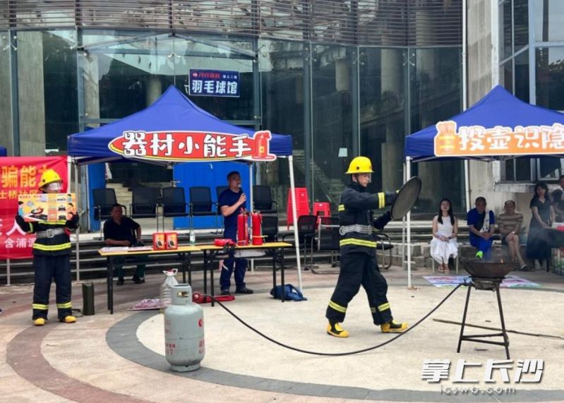 近日,岳麓区学士街道联合岳麓区军晨应急救援服务中心,在辖区33个居民小区开展家庭消防实景实训。通讯员 巢苗 供图 近日,岳麓区学士街道联合岳麓区军晨应急救援服务中心,在辖区33个居民小区开展家庭消防实景实训。通讯员 巢苗 供图