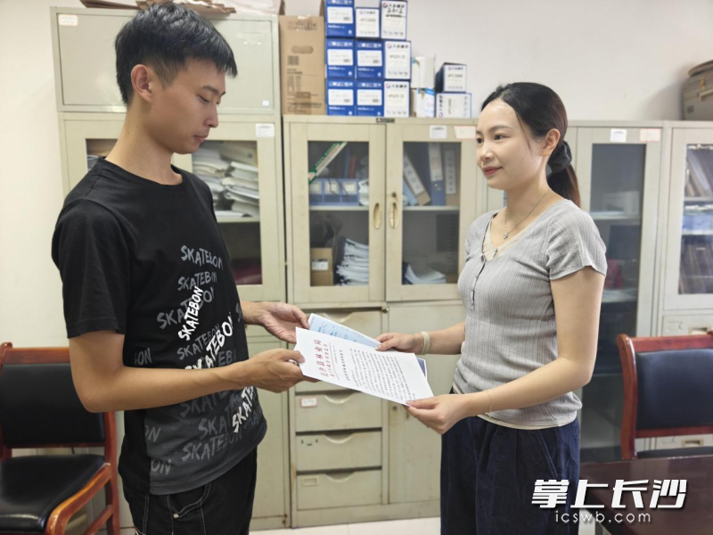 湖南某输电线路项目负责人拿到了新获批的《临时使用林地审核同意书》。 星沙时报记者 彭娴 摄 湖南某输电线路项目负责人拿到了新获批的《临时使用林地审核同意书》。 星沙时报记者 彭娴 摄