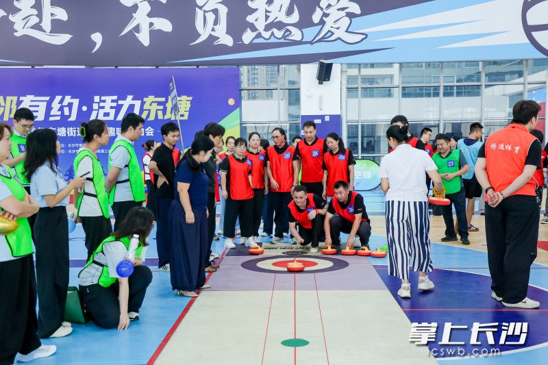 旱地冰壶项目现场气氛紧张。 均为长沙晚报全媒体记者周游  摄