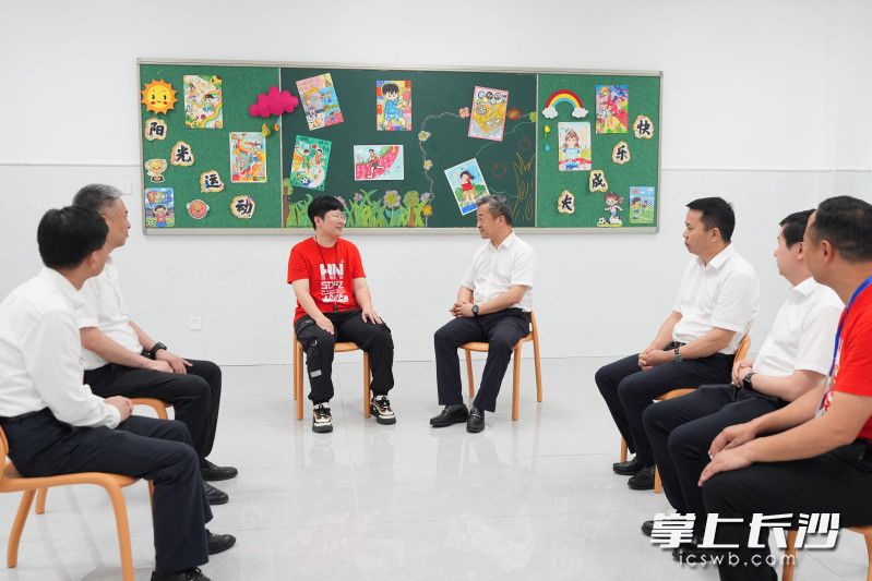 陈竞走访慰问湖南师大附中双语南大桥小学教师杨帆。 陈竞走访慰问湖南师大附中双语南大桥小学教师杨帆。