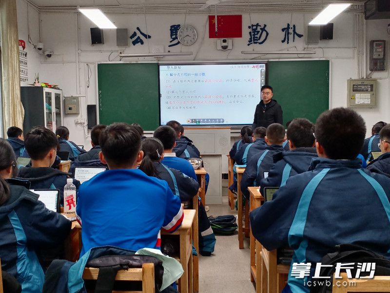 在周边社区，段浩瀚的班主任口碑已形成“名片效应”。照片摄于2020年冬。