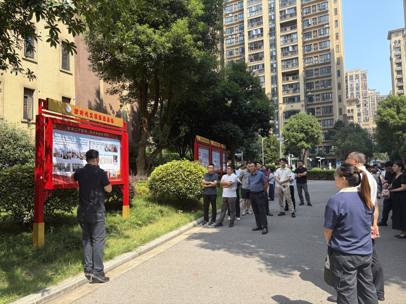 学员在盛翠豪庭小区参观调研，学习城市小区治理经验。均为长沙晚报通讯员 李子鑫 摄