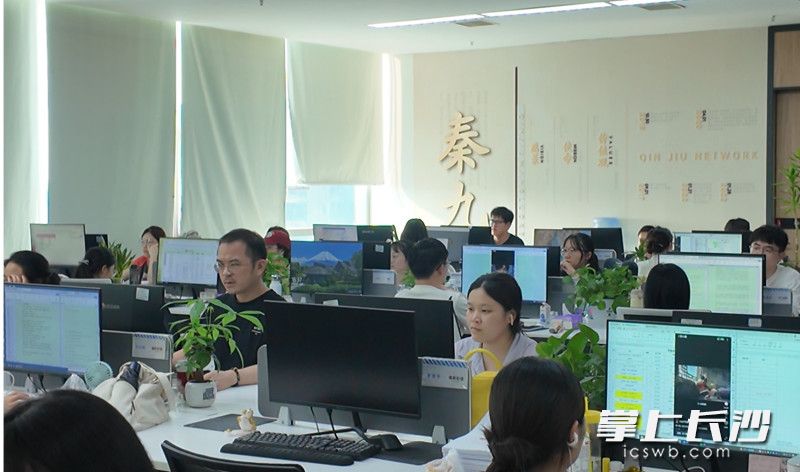 在秦九网络，一部短剧从选题、编剧到制作、上线，形成一套标准流程。 均为长沙晚报全媒体记者 孙占锋 摄