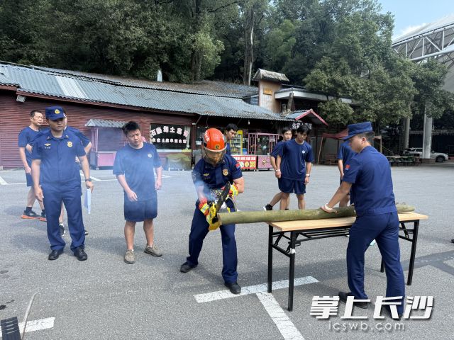 雨花区应急管理局组织全区森林消防队伍开展扑救能力实训。  均为长沙晚报通讯员 杨梦婷供图