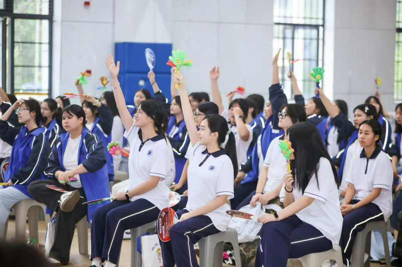 学生主动咨询交流，现场宣教氛围热烈浓厚。
