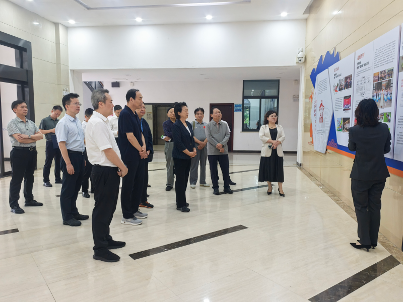 河南省关工委主任赵素萍一行在长郡斑马湖中学考察。通讯员供图 河南省关工委主任赵素萍一行在长郡斑马湖中学考察。通讯员供图