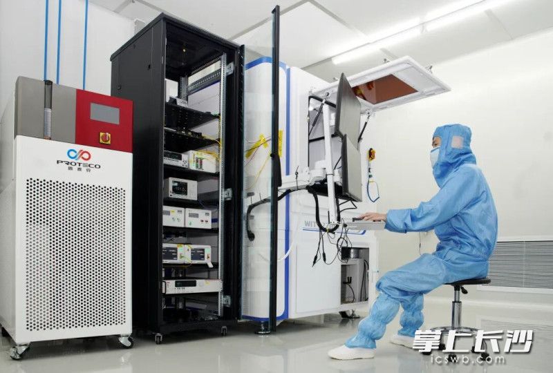 工作人员正在测试刚接收到的光子芯片晶圆。除署名外,均为受访者供图 工作人员正在测试刚接收到的光子芯片晶圆。除署名外,均为受访者供图