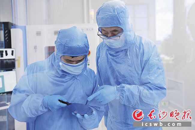 刘宇飞(右)和研发人员正在讨论测试数据。长沙晚报全媒体记者 刘攀 摄 刘宇飞(右)和研发人员正在讨论测试数据。长沙晚报全媒体记者 刘攀 摄
