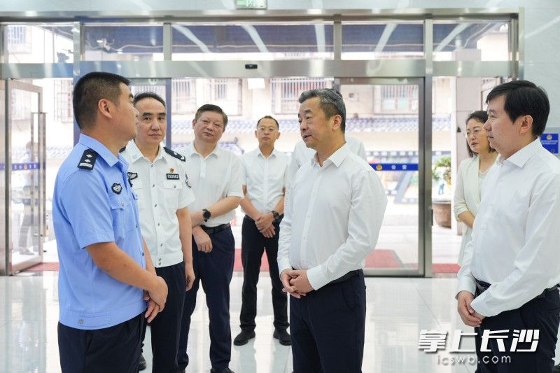 陈竞在坡子街派出所调研。