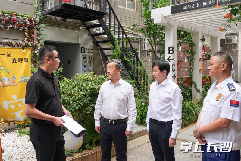 陈竞在城市经典大厦调研。