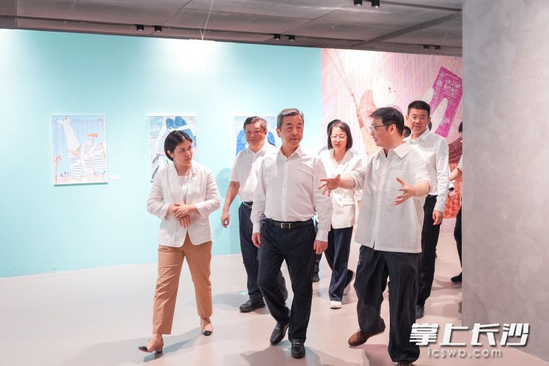陈竞在TX年轻力中心调研。