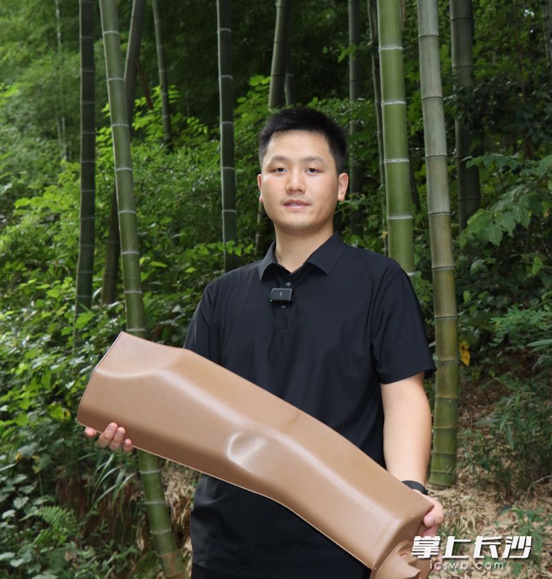 陈勇和他的竹制品。长沙晚报通讯员 贺喜迎摄
