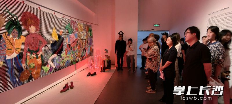 00后艺术家李玺之的《杀马特过大年》，把“流动人口”重新还原为一个个离开故乡谋生、又短暂回家的人。