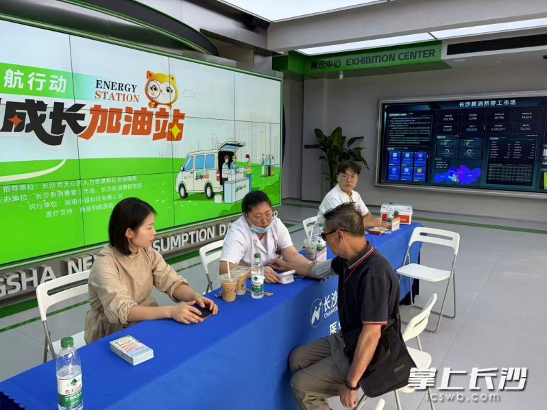 为社区老人提供居家健康服务。通讯员 潘树言供图