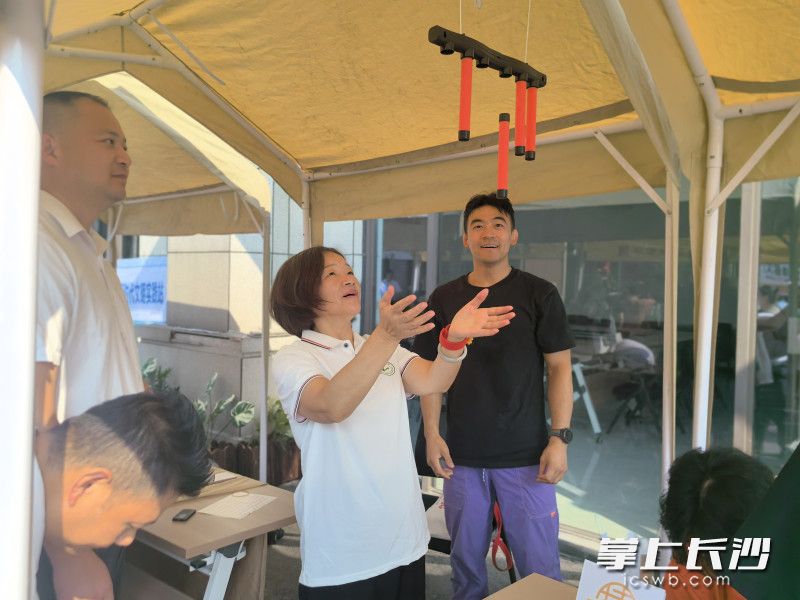健康管理师正引导居民进行抗阻训练。 健康管理师正引导居民进行抗阻训练。