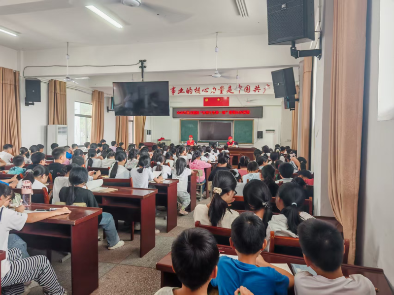 回龙铺镇开展“法治安全+禁毒教育+红色教育”主题宣讲。通讯员供图 回龙铺镇开展“法治安全+禁毒教育+红色教育”主题宣讲。通讯员供图