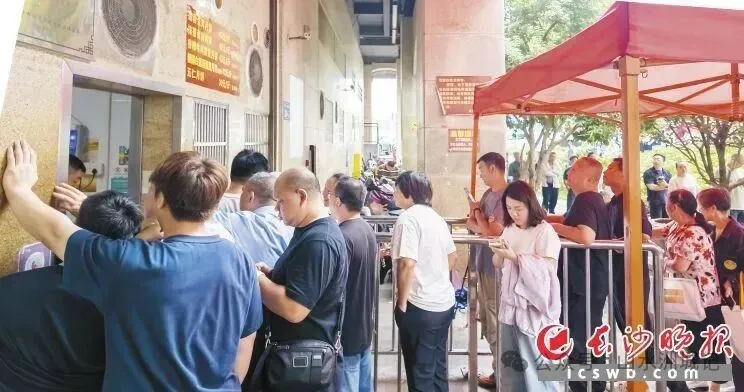 每年中秋节前后，巢娭毑月饼店门口都会排起长龙。