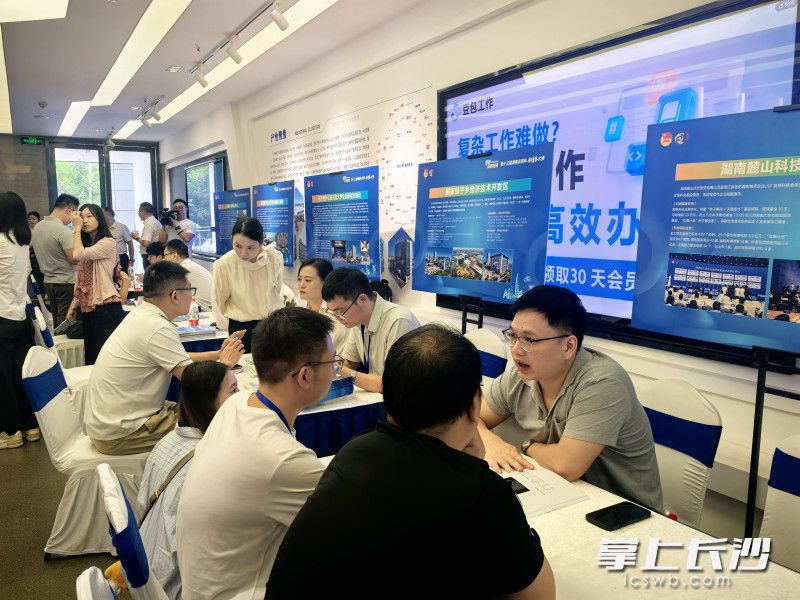 活动开放式洽谈区,创业团队与投资机构、企业、孵化园区等一对一交流,现场气氛持续升温。 活动开放式洽谈区,创业团队与投资机构、企业、孵化园区等一对一交流,现场气氛持续升温。