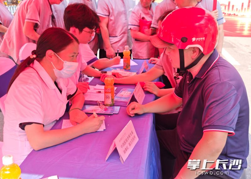 9月16日下午，长沙市总工会“维权服务进驿站”第八次服务活动在湖南湘江新区麓谷街道爱心驿站举行。均为 湘江早报全媒体记者 杨文妤 摄