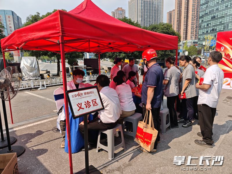 义诊团队为劳动者提供中医问诊。