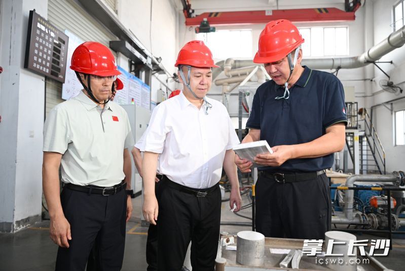 刘新良（中）调研湖南东方钪业股份有限公司并督导安全生产工作。