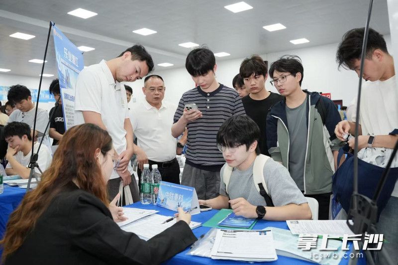 9月10日至11日，新区带着31家重点企业、超1000个岗位走进武汉理工大学、华中科技大学。均为 通讯员 张楠 供图