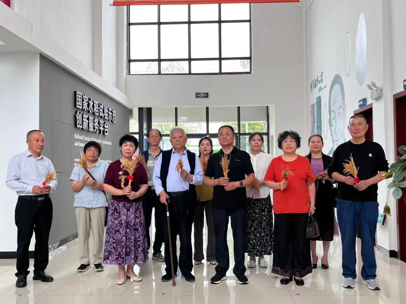 开福区关工委开展“传承隆平精神汲取奋进力量”主题学习实践活动。通讯员供图 开福区关工委开展“传承隆平精神汲取奋进力量”主题学习实践活动。通讯员供图
