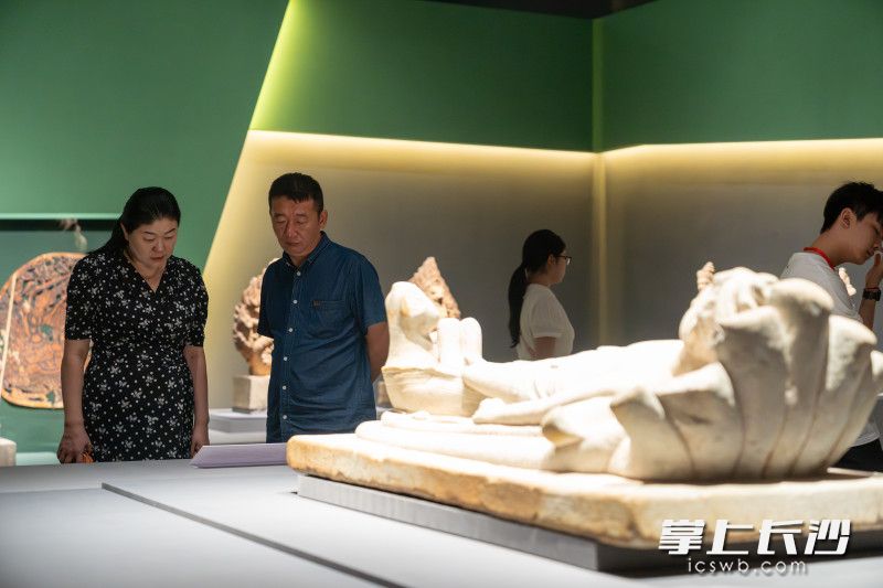 参观吴哥文明展，人们必须仔仔细细阅读说明牌。