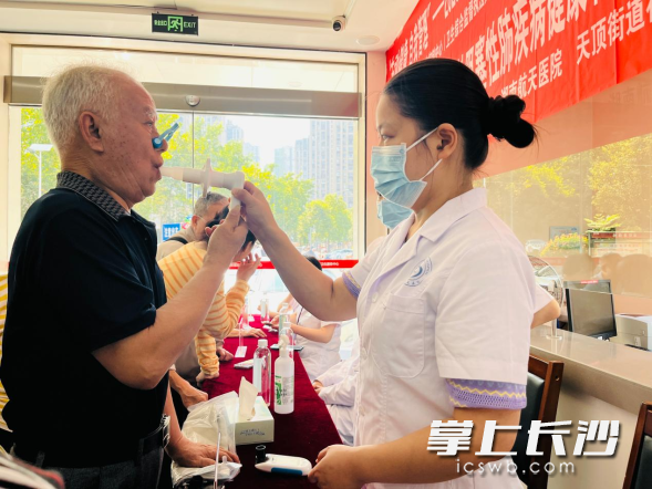 现场，医护人员免费为老年人做基础健康检查，不断提升群众就医幸福感与安全感。