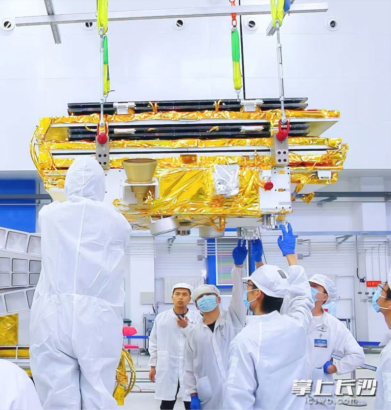 双星在火箭厂房进行装箭作业。 双星在火箭厂房进行装箭作业。