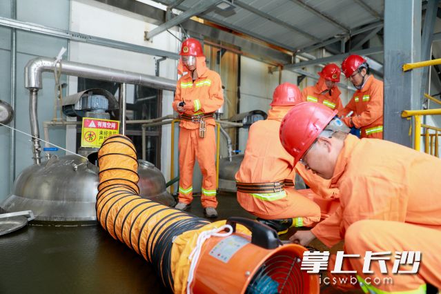 各应急小组快速响应、精准履职。 各应急小组快速响应、精准履职。