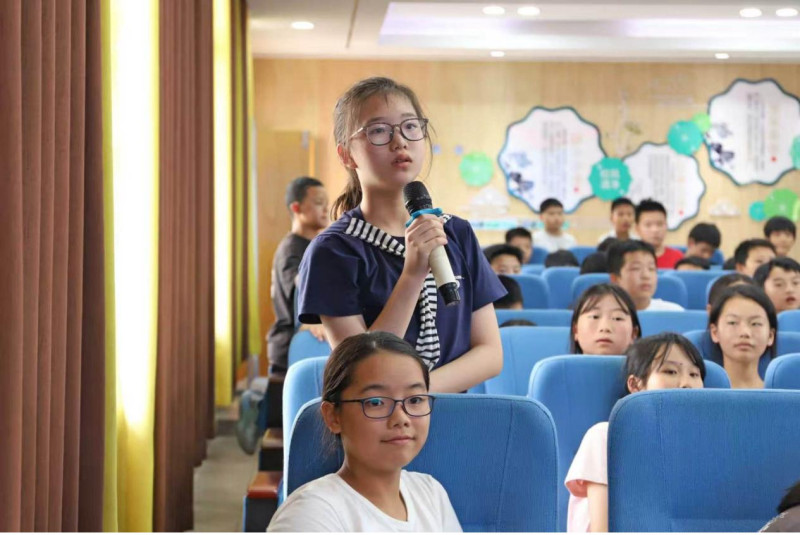 图为杨花中学初一学生分享关于网络安全的观点。