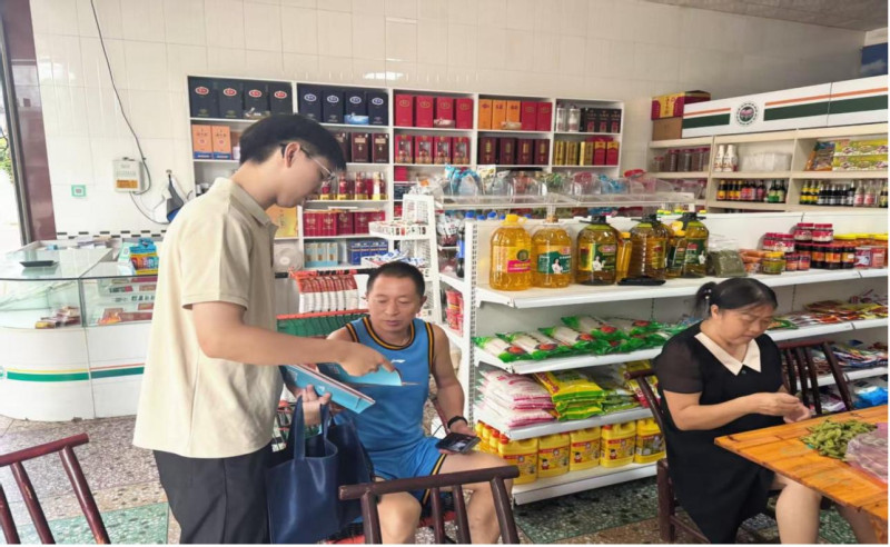 图为工作人员向村民普及国家网络安全知识。