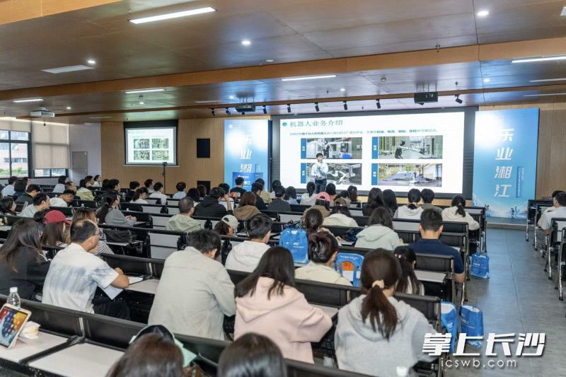 湘江新区在成都、武汉两地高校进行宣讲，推介岗位。